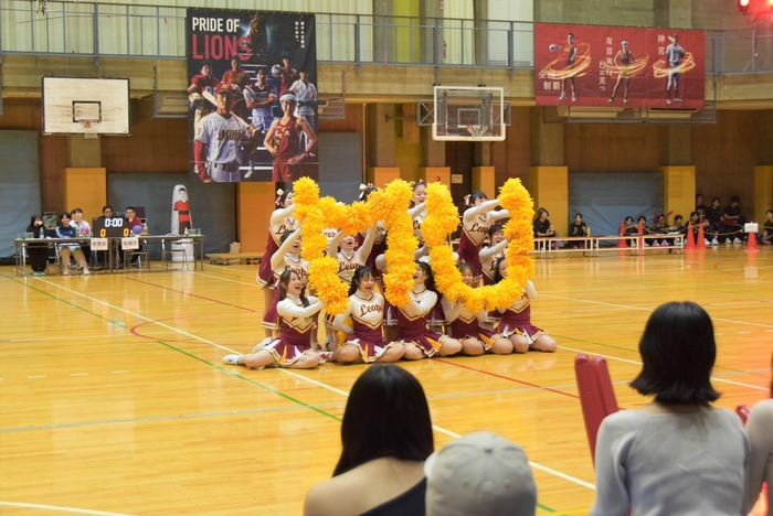 チアリーディング部のパフォーマンス