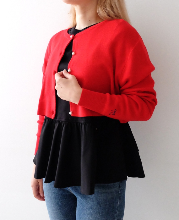 トレコード2021年秋冬の新作、パールボタンのカーディガン(写真はショート丈)