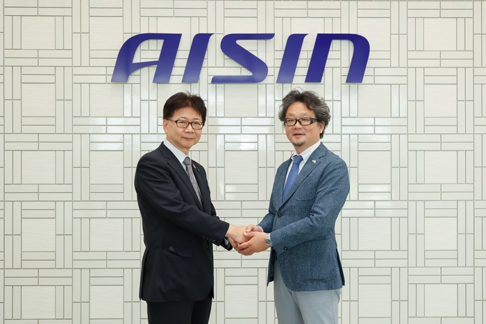 (左から)鈴木取締役・CSDO、徳田副学長