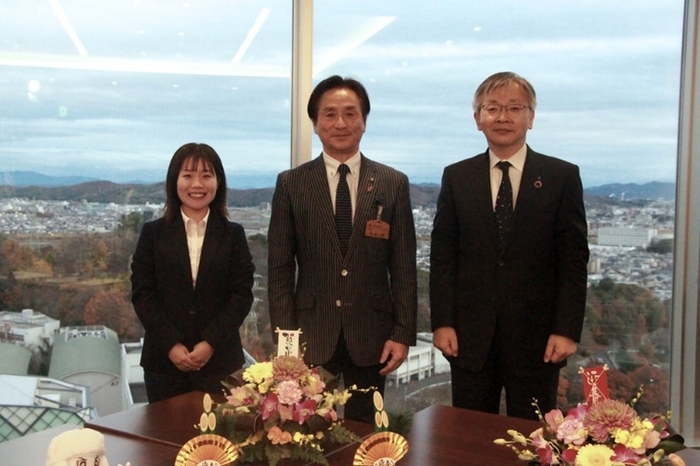 記念写真に納まる(左から)高橋さん、大舌市長、平野学長