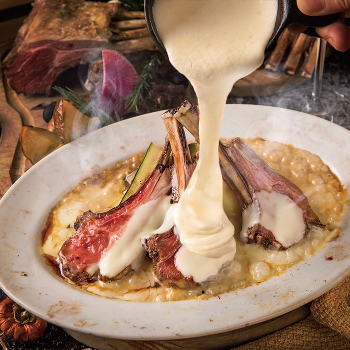 焼き皿ローストビーフとラクレットチーズ(1,280円~)