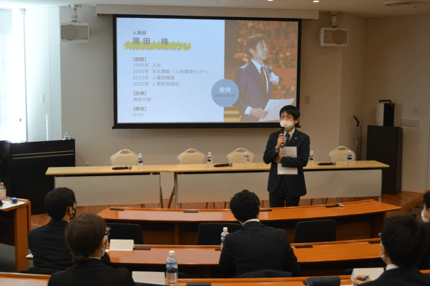 セミナーで学生と話す黒田人事部長