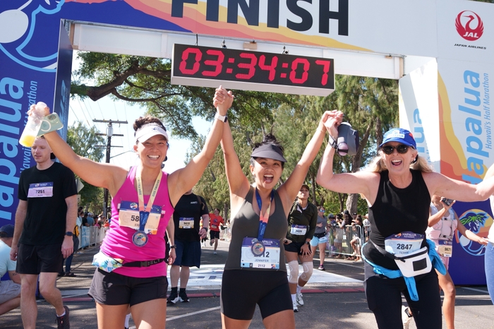 ゴールするランナーたち