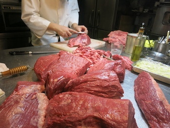 熊本県産 あか毛和牛を捌いているところ