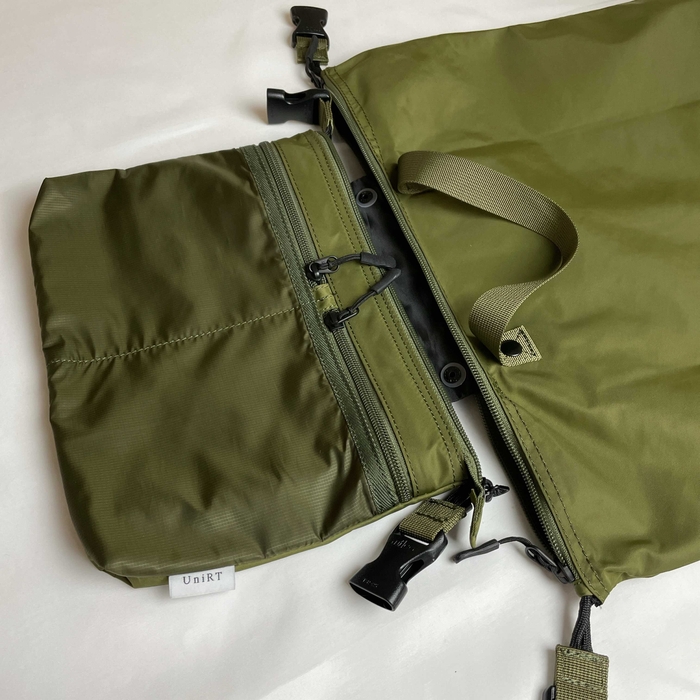 サコッシュの中からヘルメットバッグが!