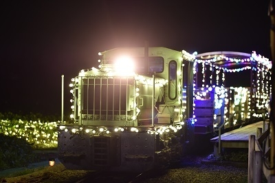 光るトロッコに乗って、夜の冒険へ出発!