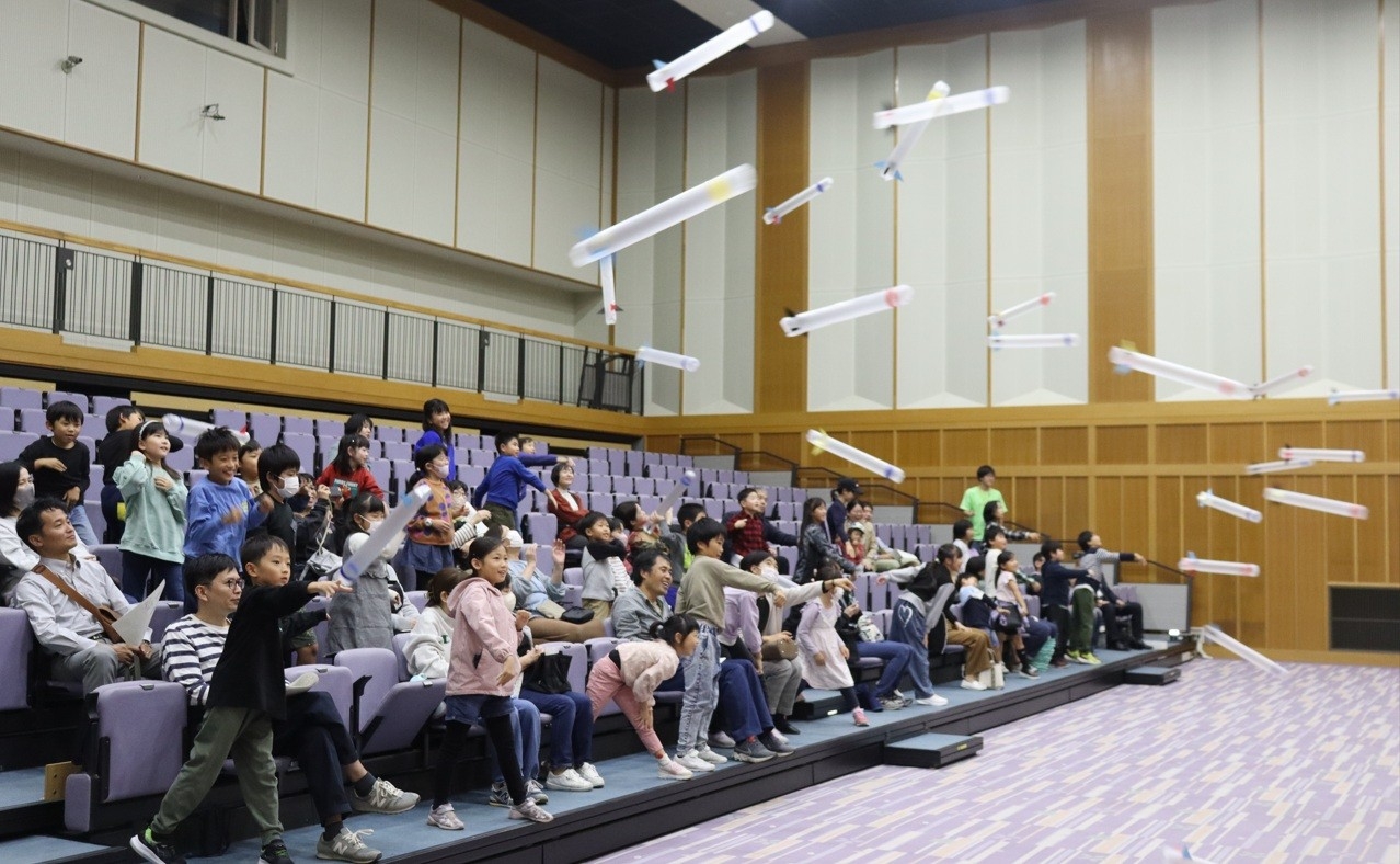 オープニングでは傘袋ロケットを一斉に飛ばしました