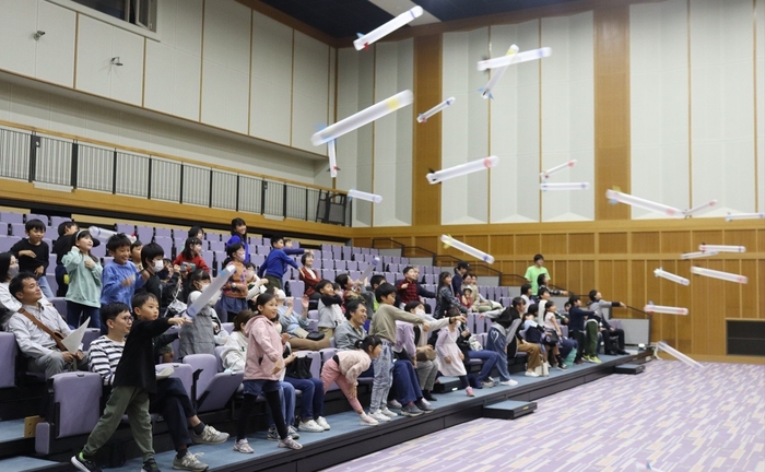 オープニングでは傘袋ロケットを一斉に飛ばしました