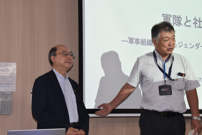 河野教授教授を紹介する稲葉教授(右)