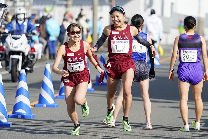 2区石松選手から3区米澤選手への1年生リレー
