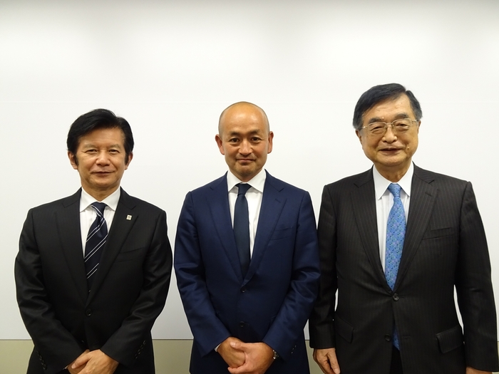 左から 当社 代表取締役社長執行役員 岡本 利治、BEACH TOWN社 代表取締役 黒野 崇、 当社 代表取締役会長執行役員 斎藤 敏一