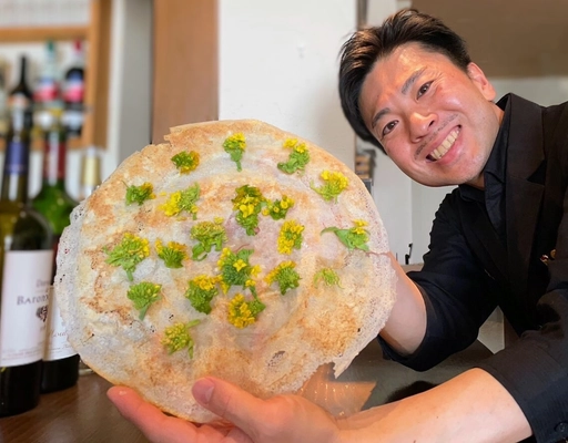 1,350万人が訪れる千葉の春は菜の花づくし！ 顔よりデカい「菜の花畑パリパリチーズせんべい」2月提供開始