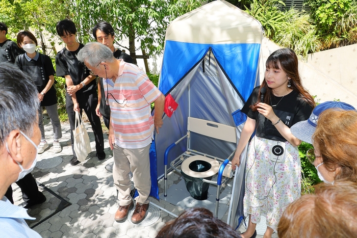 清水建設株式会社によるマンホールトイレの説明