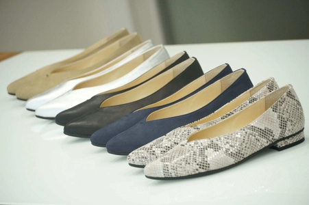 シーンを選ばずヒールで歩きやすい靴、 表裏本革のパンプスを発売！ ～生活保護率全国一高い下町から 高額納税会社を目指す婦人革靴メーカーの挑戦～