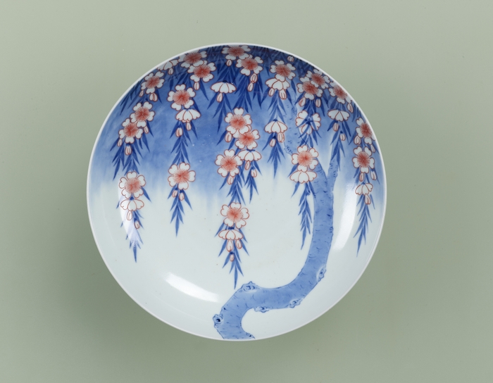 5. 色絵枝垂桜図皿(いろえしだれざくらずさら) 鍋島 江戸時代・18世紀 米田實氏・千惠子氏寄贈 1月17日(火)~4月16日(日) 本館13室にて展示