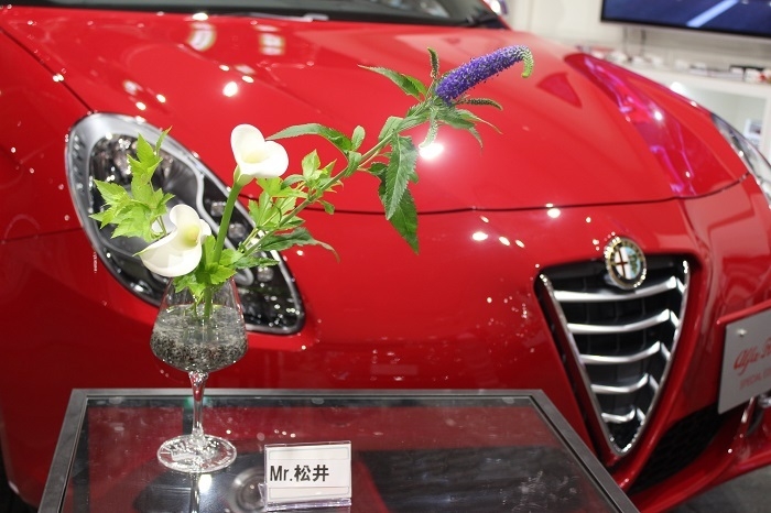車のショールームでIKEBANA