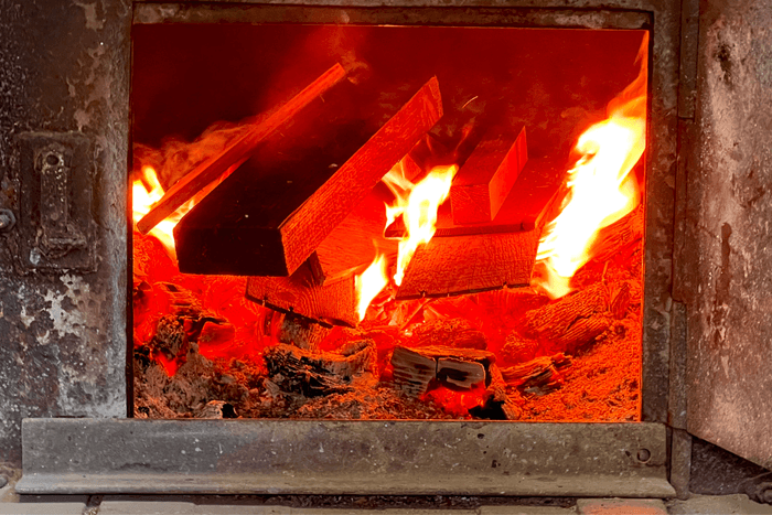 建築廃材を薪として焚き上げる