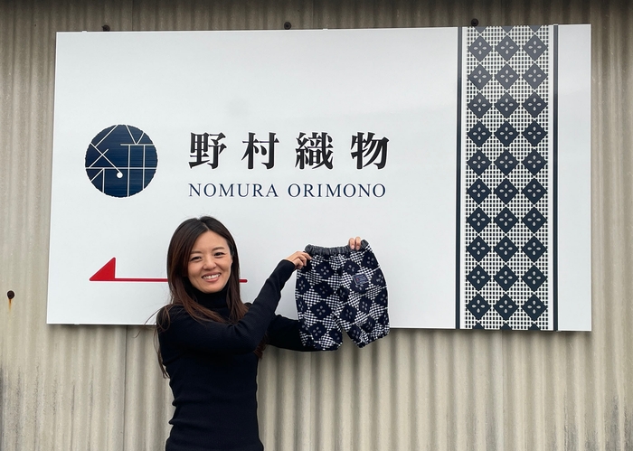 野村織物の看板柄でもある/野村織物4代目奥様(野村 さやかさん)