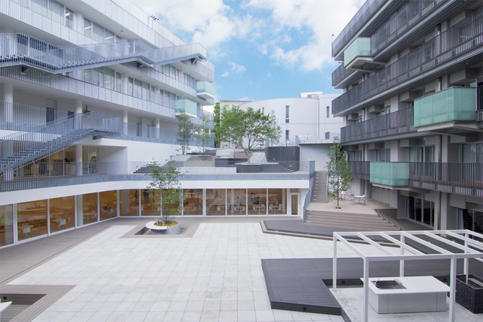 東京工芸大学中野キャンパス2号館中庭