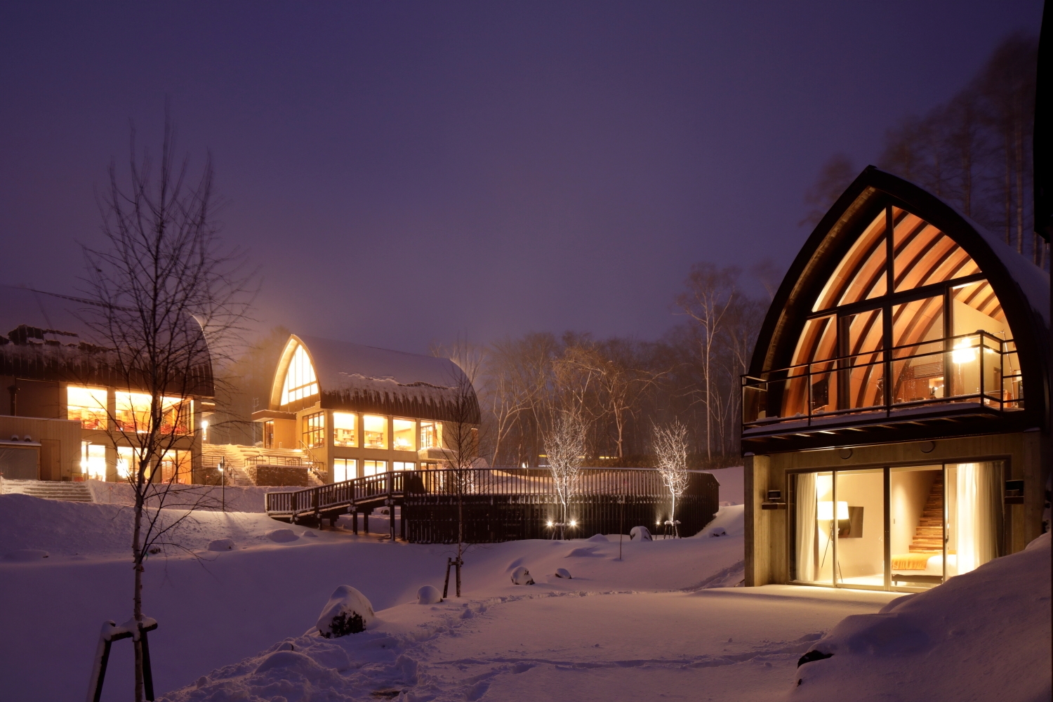 アンダル コレクション ニセコ 敷地内【冬】 - レストランULTIMO(左)+クラブハウス(中央)+客室ヴィラ(右)