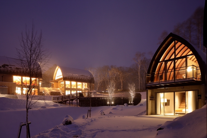 アンダル コレクション ニセコ 敷地内【冬】 - レストランULTIMO(左)+クラブハウス(中央)+客室ヴィラ(右)