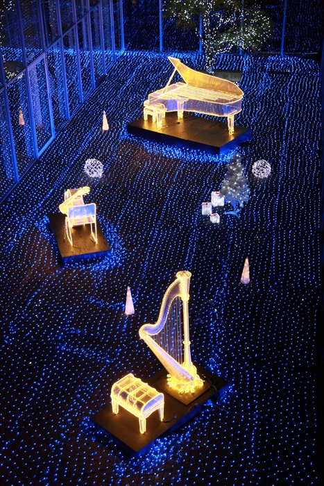 中庭の楽器のオブジェ