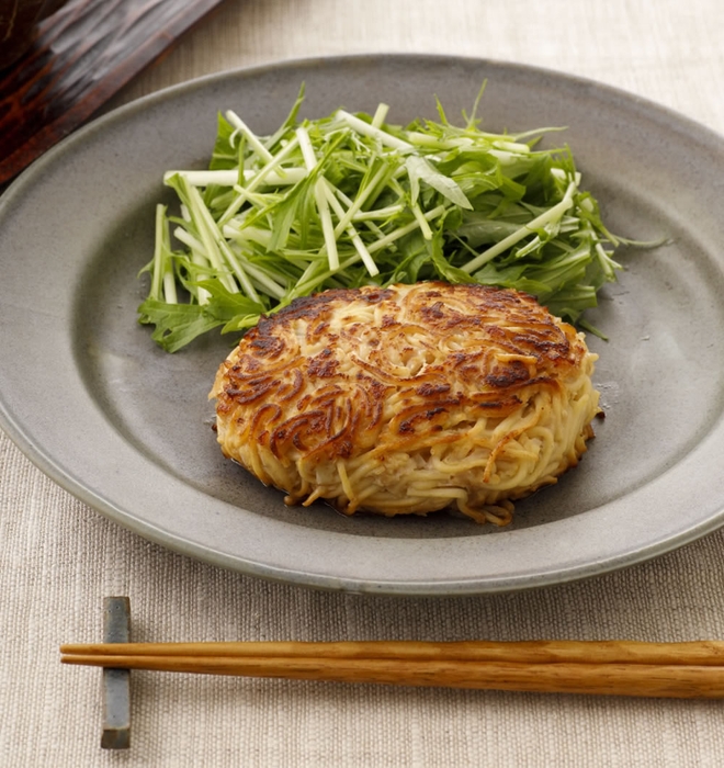 「鶏みそ和風ハンバーグ」:麺を混ぜ込んだたねは、焼いても固くならずふんわり柔らかい食感に仕上がります。