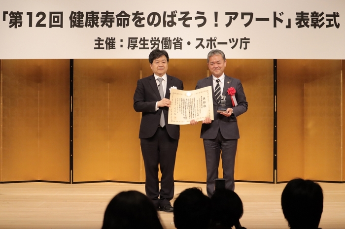 ▲左:厚生労働事務次官 大島一博氏、右:公社高齢者事業部担当部長 一ツ谷正範