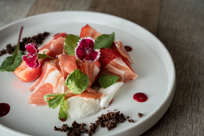 旬の果物とイタリア産生ハム、水牛モッツァレラチーズのカプレーゼ(1,870円)