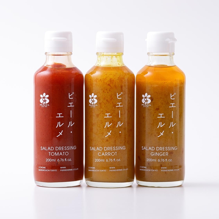 ドレッシング 各648円(200ml)。 野菜と、わずかなオイルで作った「野菜で野菜を食べる。」ドレッシング。 トマト、キャロット、ジンジャーの3種。