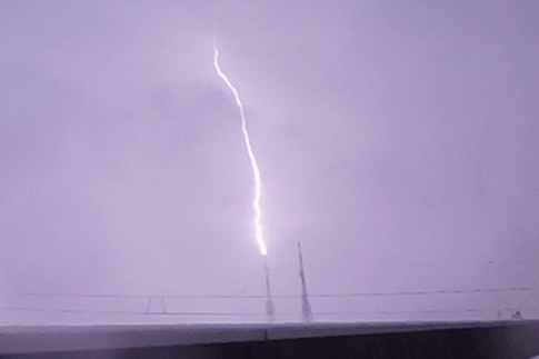 図1：金沢市のテレビジョン送信所から上昇する 放射線バーストを発生させた雷放電