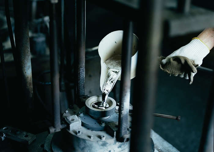 一つひとつ、熟練の職人が手先の感覚で美しい鍋を造り上げます。