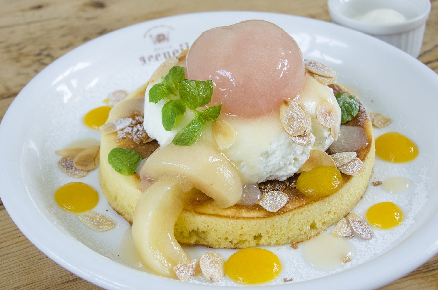 2色のソースで桃感UP!