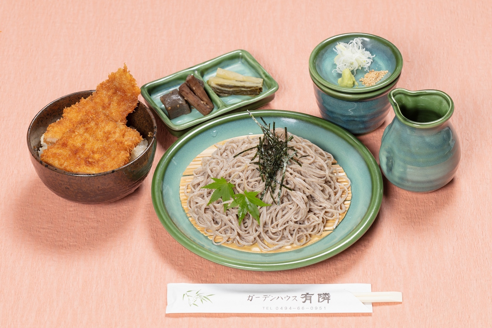 人気メニュー「ざるそばと小わらじかつ丼のセット」  イメージ