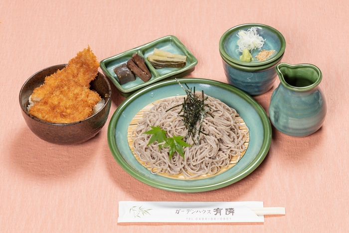人気メニュー「ざるそばと小わらじかつ丼のセット」  イメージ
