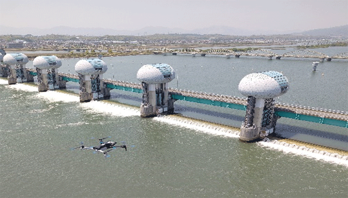 【巡視飛行をしているSkydio X10の画像】