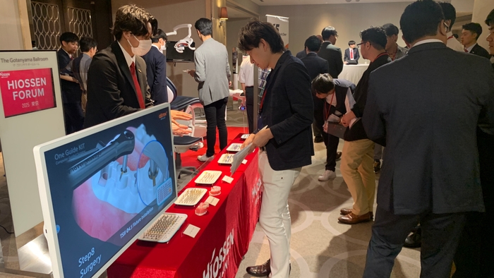 図6：営業社員から歯科用ドリルなどの説明を受ける参加者