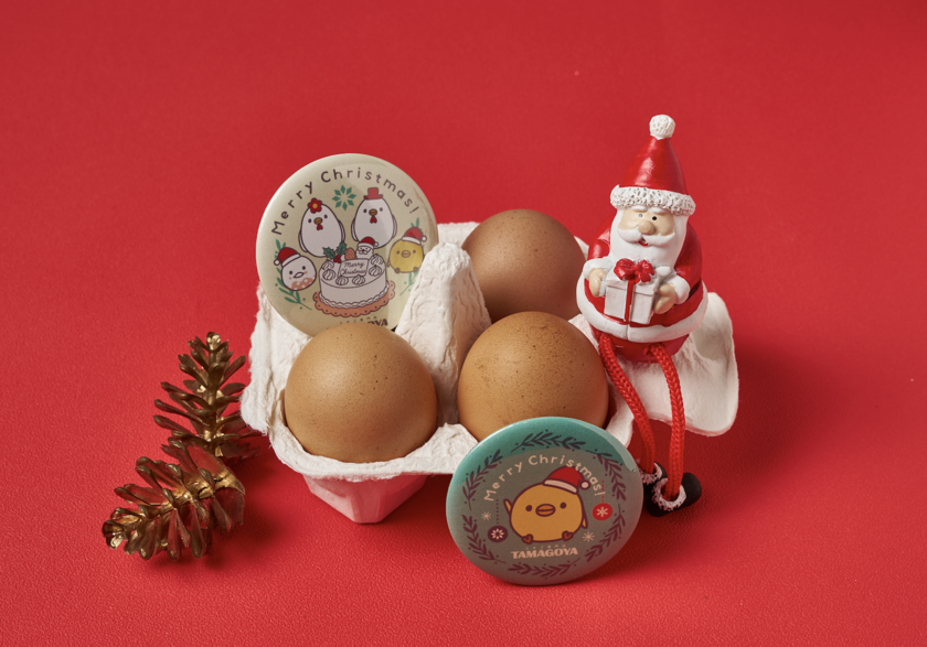 「日の出たまご4個」&「オリジナルひよころん缶バッチ1個」 ※写真はイメージです。 ※オーナメントはつきません