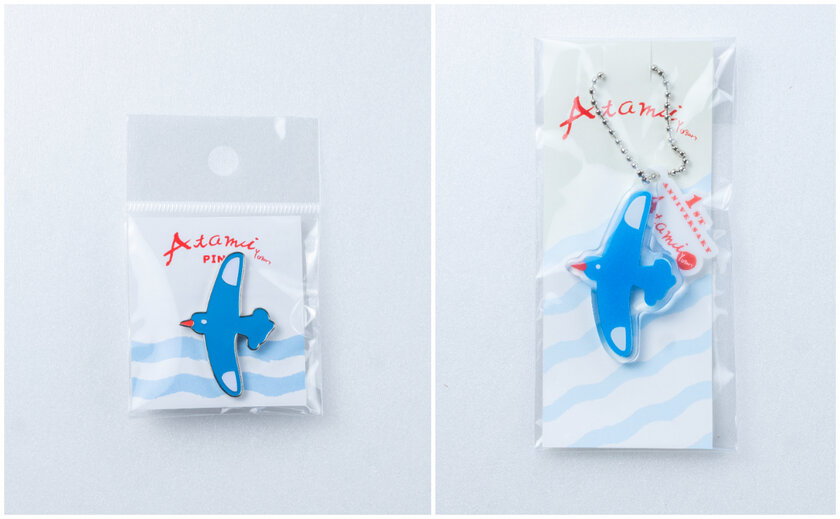 (左)ピンバッチ　(右)アクリルキーホルダー