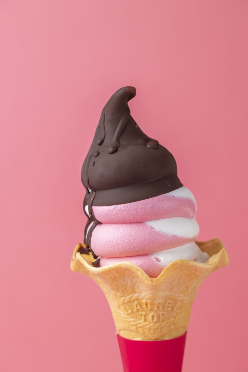 いちごミルクソフトにパリパリチョコソース