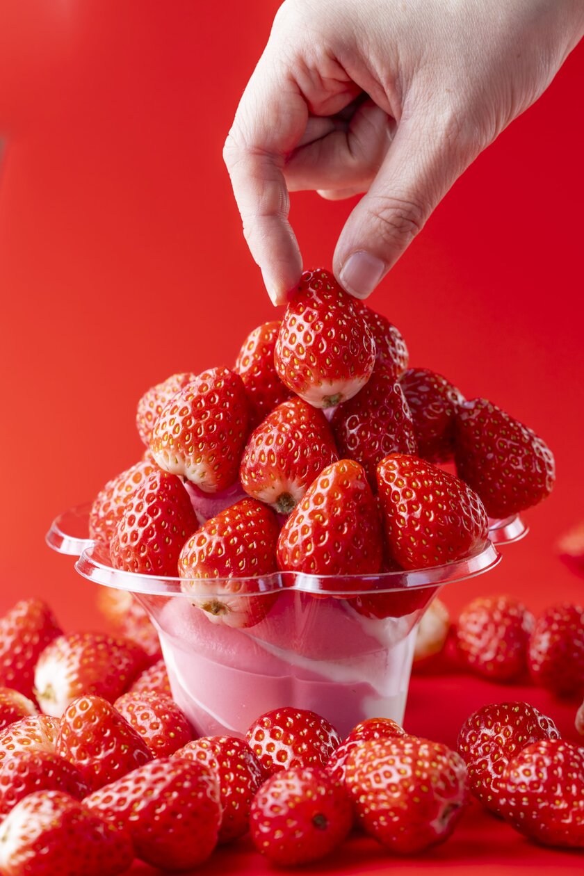 こぼれるまでいちごを盛り放題！
