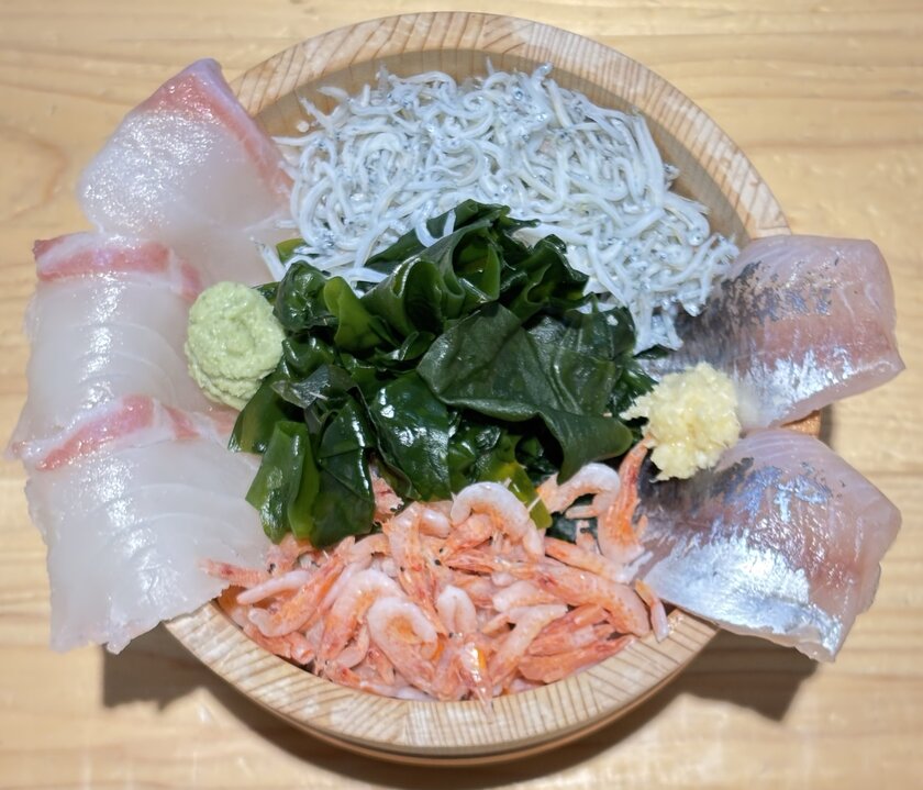 鳴門わかめの春の四色丼