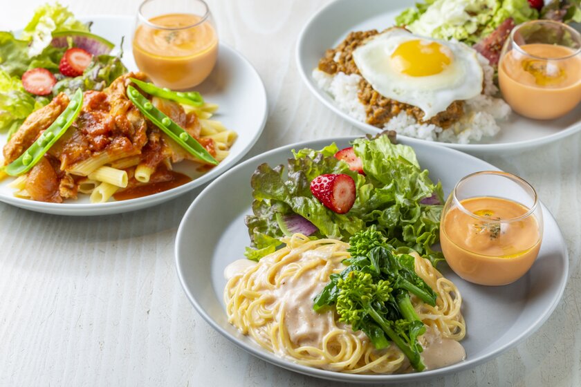 左)春野菜とチキンのトマトペンネ、中央)春野菜と明太子のクリームパスタ