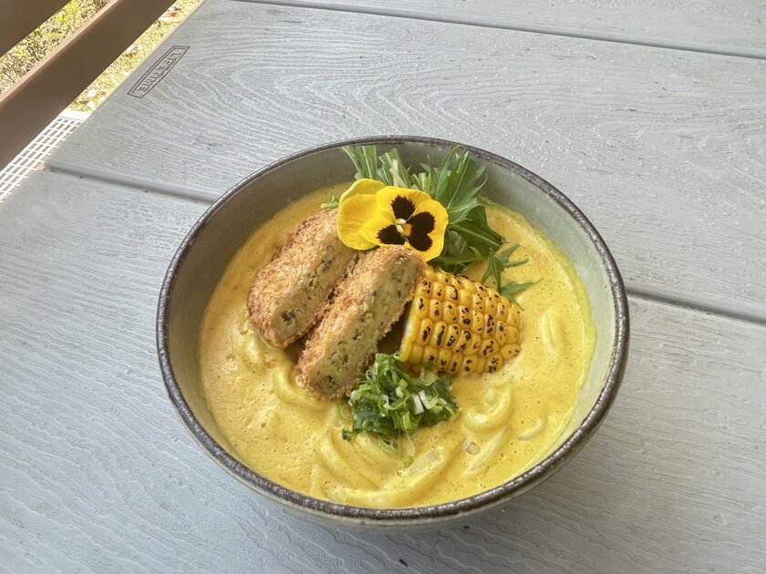 コ~ンな華麗(カレー)うどんに小川町コロッケのせちゃいました。
