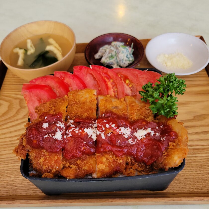 「やまゆりポーク」トマかつ重定食~味噌汁・小鉢付き~