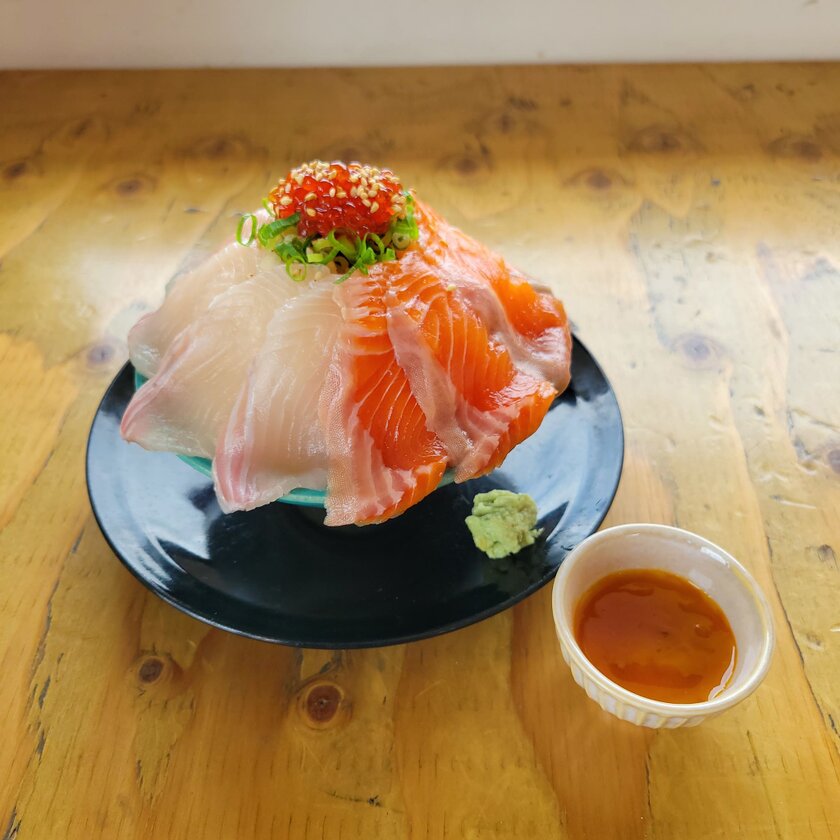 このサーモンは何?サーモン丼~いくら黄身醤油で~
