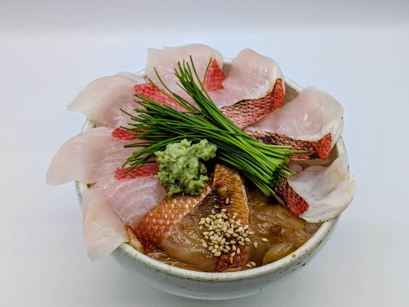 芽ネギ香る金目鯛食べ比べ丼 ~生・炙り・漬け~